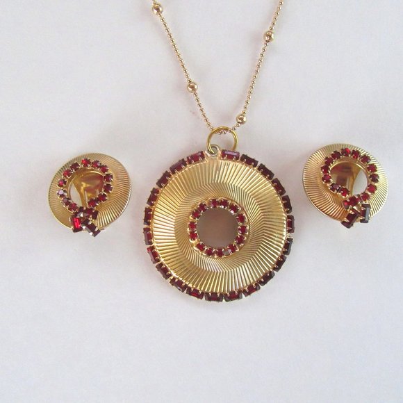 Vintage red rhinestone circle wreath pendant & clip on earring set - Picture 6 of 9